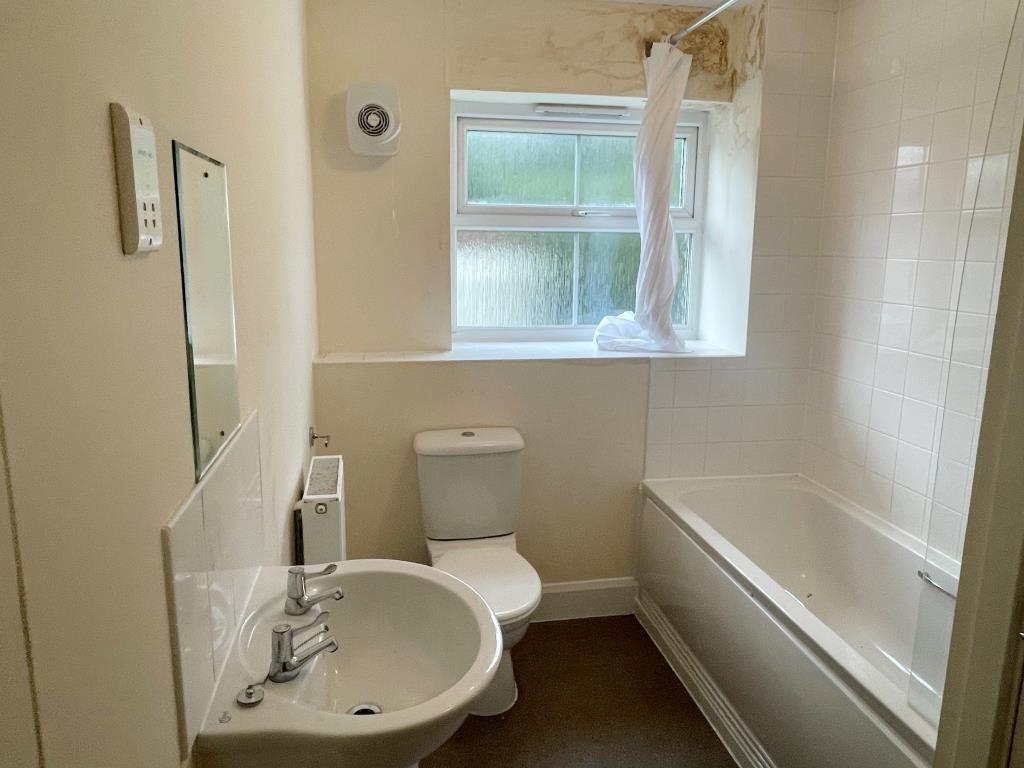 Lot: 87 - GROUND FLOOR LEASEHOLD FLAT - Bathroom with W.C. and wash basin